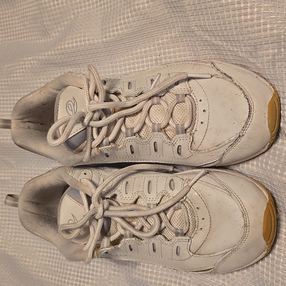 Easy Spirit Rennies white leather tennis shoes,  size 8.5